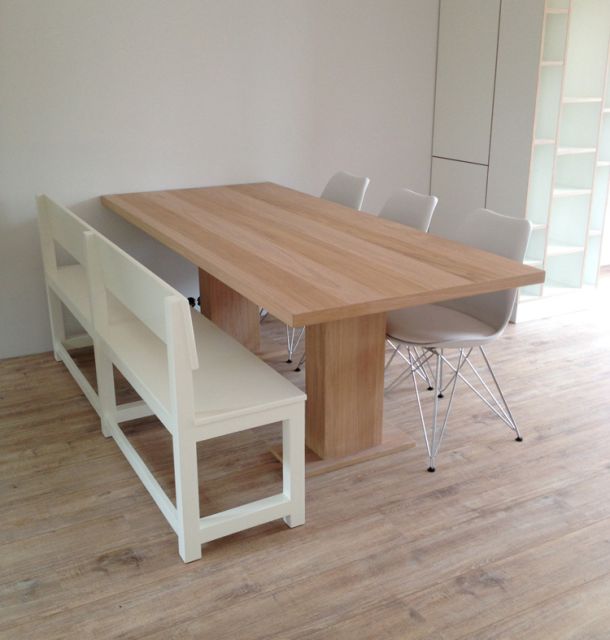 tafel met bank en stoelen