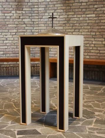 Foto van een liturgisch meubel van Meubelminded